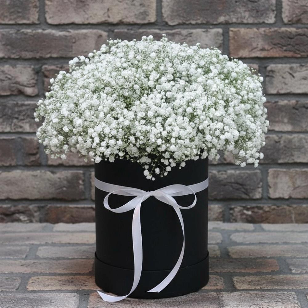 Цветочная композиция из Гипсофила в шляпной коробке в Едрово