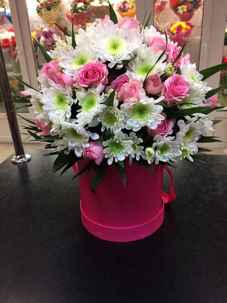 Цветочная композиция из Розы и Хризантемы в шляпной коробке в Едрово