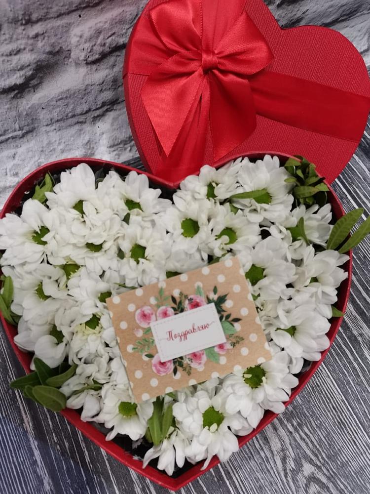 Цветочная композиция из Хризантемы в виде сердца в Едрово