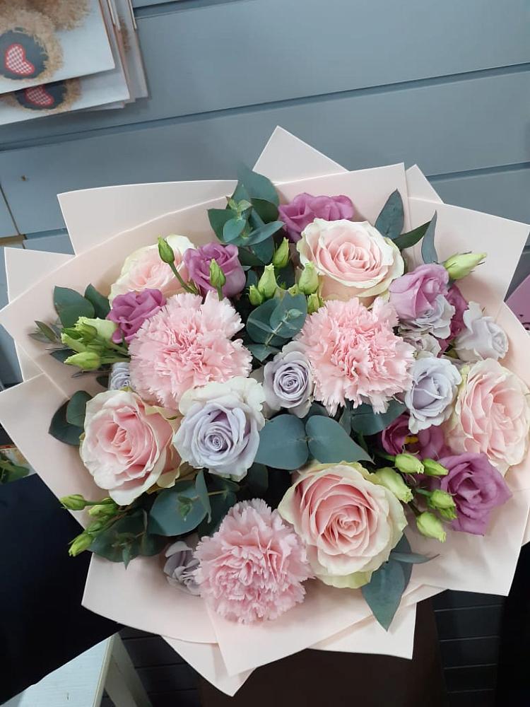 Букет цветов из: Розы, Гвоздики и Лизиантусы в Едрово